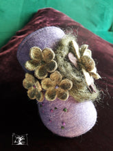 Charger l&#39;image dans la galerie, bracelet de laine violet brodé et fleuri, créatrice Maureen