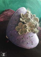 Charger l&#39;image dans la galerie, bracelet de laine violet brodé et fleuri, créatrice Maureen