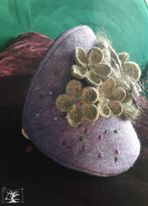 bracelet de laine violet brodé et fleuri, créatrice Maureen