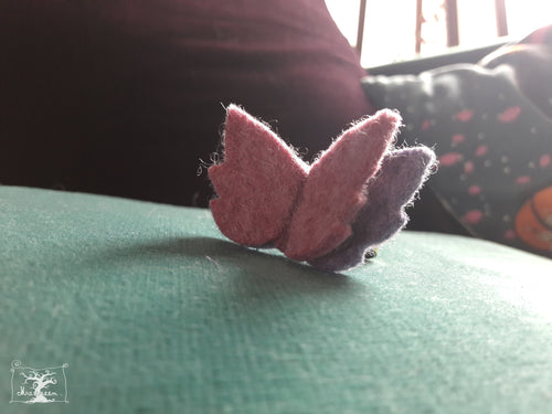 bague papillon en feutre vieux rose et violet, création artisanale de la créatrice Maureen.