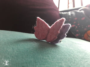 bague papillon en feutre vieux rose et violet, création artisanale de la créatrice Maureen.