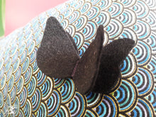 Charger l&#39;image dans la galerie, tiny broche papillon en feutrine noire