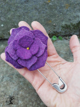 Charger l&#39;image dans la galerie, broche hortensia violet chakra n°7 (teinture végétale)