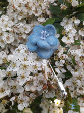 Charger l&#39;image dans la galerie, fibule fleur de cerisier bleu ciel
