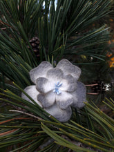 Charger l&#39;image dans la galerie, barrette fleur gris cendre dégradé (teinture végétale)