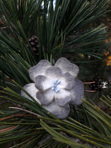 barrette fleur gris cendre dégradé (teinture végétale)