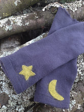 Charger l&#39;image dans la galerie, mitaines pur laine violet &amp; étoiles~lune vert lichen
