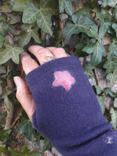 Charger l&#39;image dans la galerie, mitaines pur laine dark violet &amp; étoiles roses