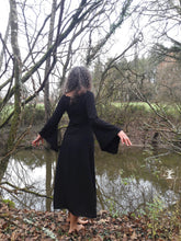 Charger l&#39;image dans la galerie, robe dame du lac en crêpe noir, creatrice Maureen, fabriqué en Bretagne