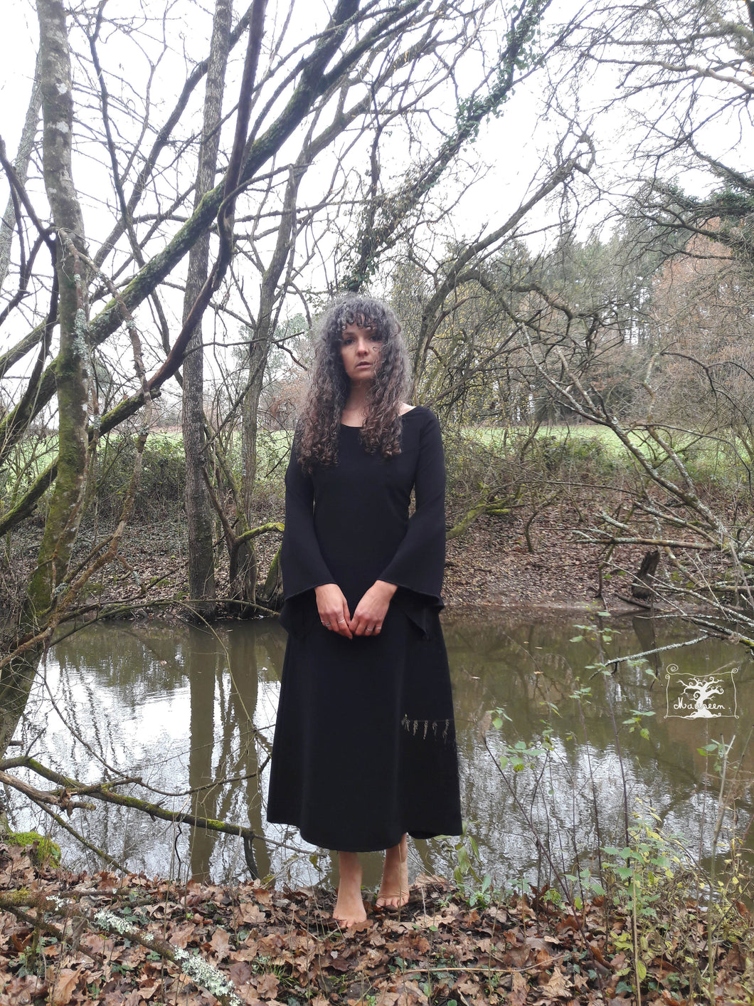 robe dame du lac en crêpe noir, creatrice Maureen, fabriqué en Bretagne