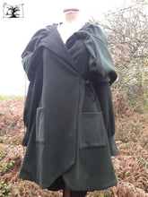 Charger l&#39;image dans la galerie, manteau Nabou vert forêt en drap de laine