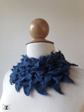 Charger l&#39;image dans la galerie, collier de laine bleu indigo par la creatrice Maureen