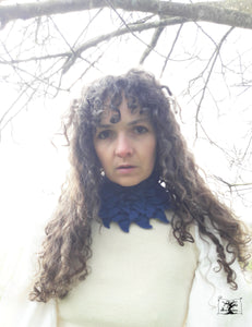 collier de laine bleu indigo par la creatrice Maureen