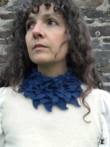 collier de laine bleu indigo par la creatrice Maureen fabriqué en bretagne