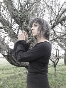 pull en jersey molleton noir, une femme près d'un pommier en Bretagne, vêtement de la créatrice Maureen