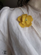 Charger l&#39;image dans la galerie, broche fleur d&#39;aubépine jaune soleil (teinture végétale)