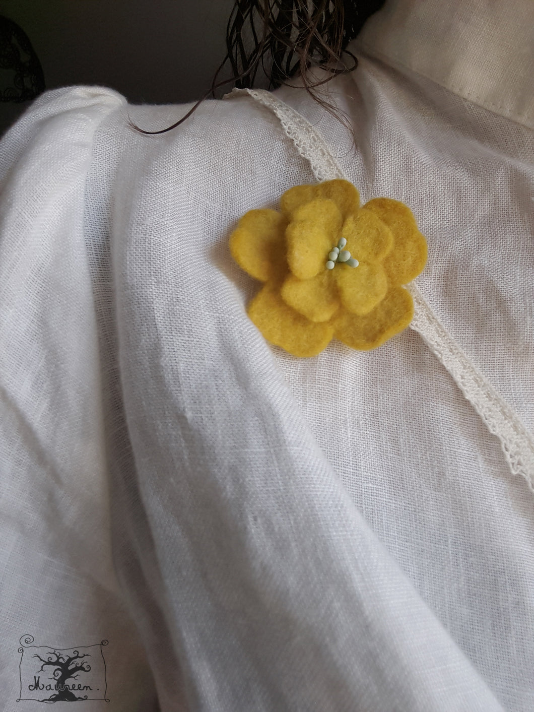 broche fleur d'aubépine jaune soleil (teinture végétale)
