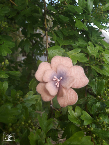 broche fleur d'aubépine rose poudré (teinture végétale)