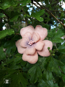 barrette fleur pure laine rose poudré et mauve, dans un arbre d'aubépine, création de Maureen