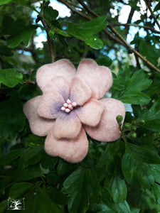 barrette fleur d'aubépine rose poudré-mauve (teinture végétale)