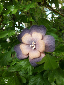barrette fleur d'aubépine mauve-rose poudré(teinture végétale)