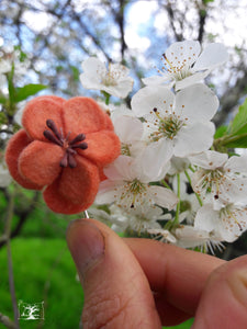 fibule fleur de cerisier garance