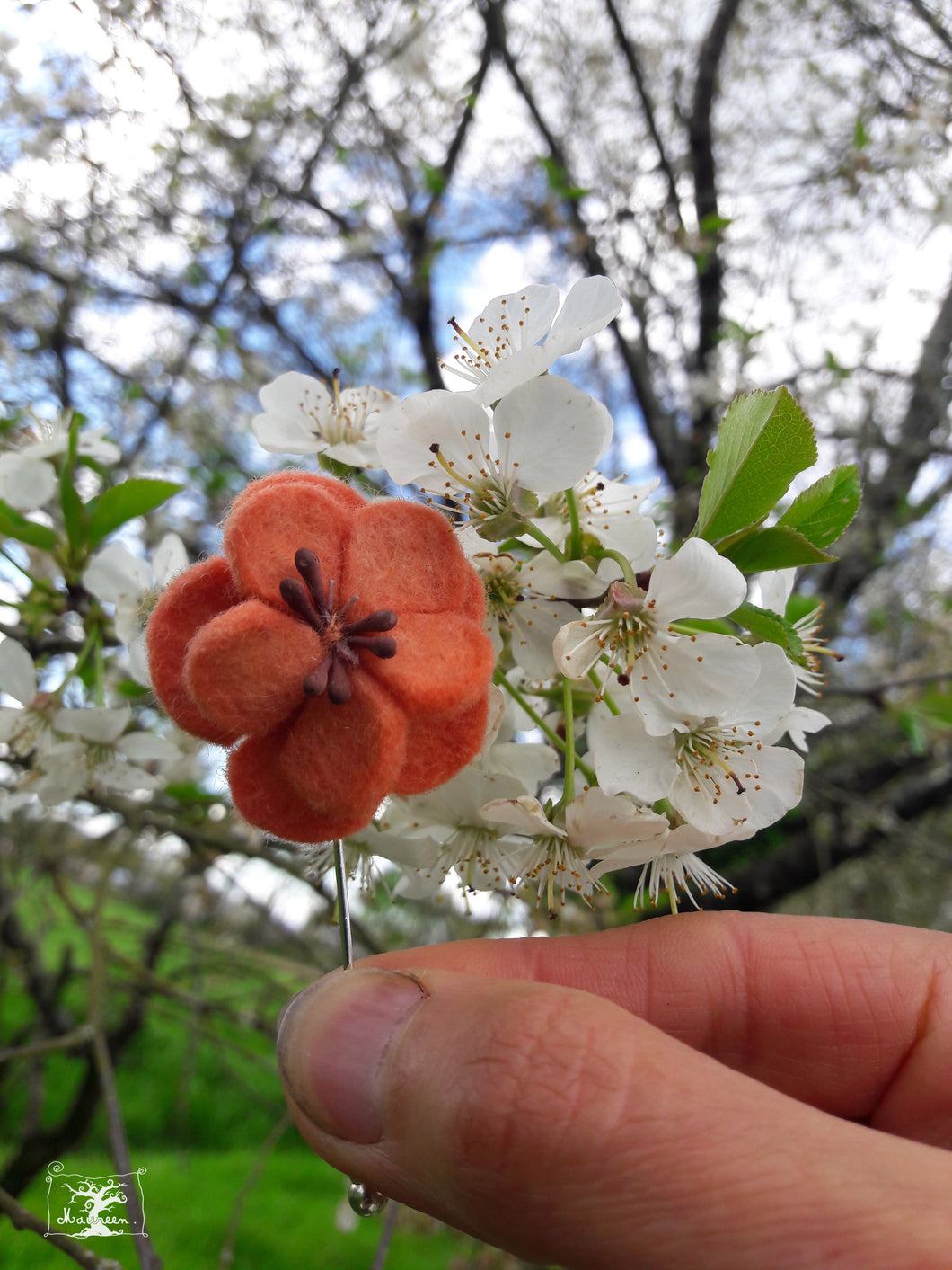 fibule fleur de cerisier garance
