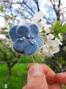 fibule fleur de cerisier bleu ciel
