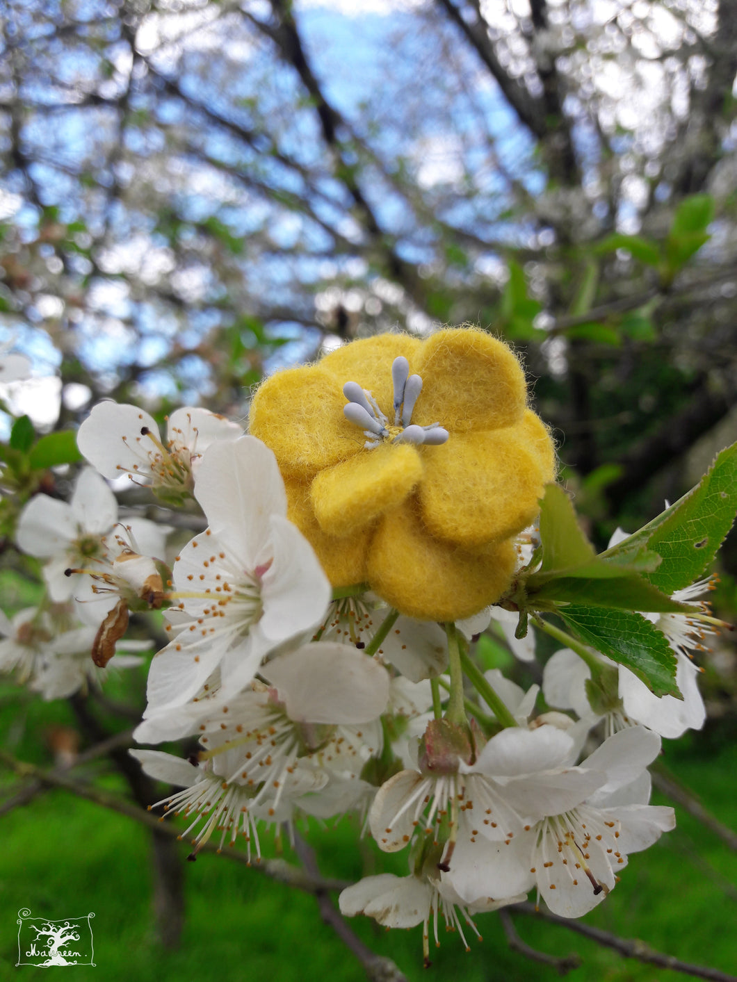Tiny broche fleur de cerisier jaune