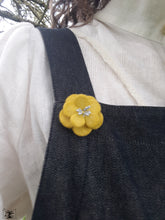 Charger l&#39;image dans la galerie, Tiny broche fleur de cerisier jaune