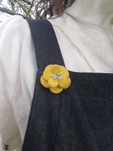 Tiny broche fleur de cerisier jaune
