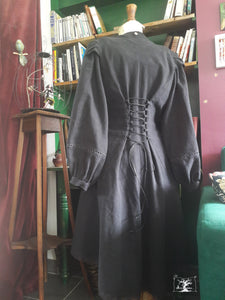 robe en lin noir lacée dans le dos et manches longues avec ajouts de dentelle. Par la créatrice Bretonne Maureen Vinot