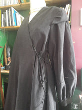 Charger l&#39;image dans la galerie, robe en lin noir lacée dans le dos et manches longues avec ajouts de dentelle. Par la créatrice Bretonne Maureen Vinot