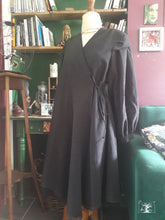 Charger l&#39;image dans la galerie, robe en lin noir lacée dans le dos et manches longues avec ajouts de dentelle. Par la créatrice Bretonne Maureen Vinot