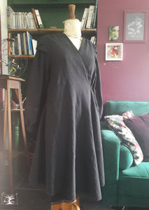 robe en lin noir lacée dans le dos et manches longues avec ajouts de dentelle. Par la créatrice Bretonne Maureen Vinot