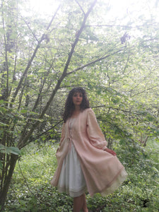 femme dans une forêt vêtue d'une robe en lin rose poudré, il s'agit de la créatrice Maureen Vinot, c'est une teinture végétale