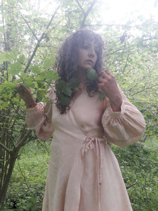 femme dans une forêt vêtue d'une robe en lin rose poudré, il s'agit de la créatrice Maureen Vinot, c'est une teinture végétale