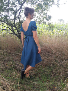 femme de profil sous un arbre vêtue d'une robe de lin bleu indigo. Style Regency, Jane Austen. Créatrice Maureen