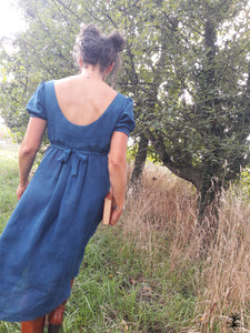 femme sous un arbre vêtue d'une robe de lin bleu indigo. Style Regency, Jane Austen. Créatrice Maureen