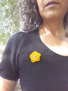 Tiny broche fleur jaune brasier