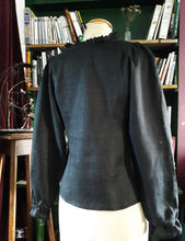 Charger l&#39;image dans la galerie, jeune femme rousse habillée d&#39;un chemisier en lin noir porté avec une jupe tablier noire en velours. création créatrice Maureen
