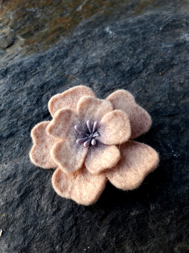 broche fleur d'aubépine rose poudré (teinture végétale)