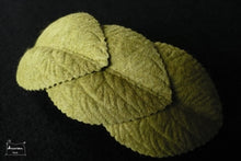 Charger l&#39;image dans la galerie, barrette trois feuilles vert lichen