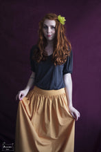 Charger l&#39;image dans la galerie, jupon en popeline de coton coloris safran porté par une jeune felle rousse. Teinture naturelle par Maureen Vinot