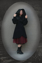 Charger l&#39;image dans la galerie, manteau nabou noir en laine bouillie à grande capuche et lacé dans le dos- créatrice Maureen