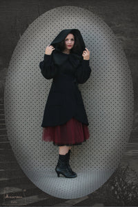 manteau nabou noir en laine bouillie à grande capuche et lacé dans le dos- créatrice Maureen