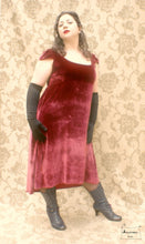 Charger l&#39;image dans la galerie, robe petit chaperon velours de soie bordeaux