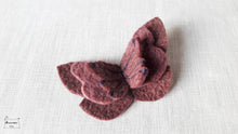 Charger l&#39;image dans la galerie, barrette papillon en feutre vieux rose, teint à la main.