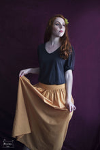 Charger l&#39;image dans la galerie, jupon en popeline de coton coloris safran porté par une jeune felle rousse. Teinture naturelle par Maureen Vinot