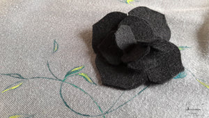 grande barrette hortensia en feutrine noire